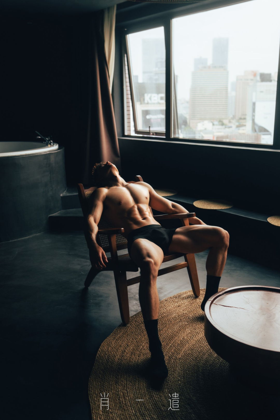 肖一谴镜头下的肌肉帅哥：白里透红大胸肌，颜值身材双在线！