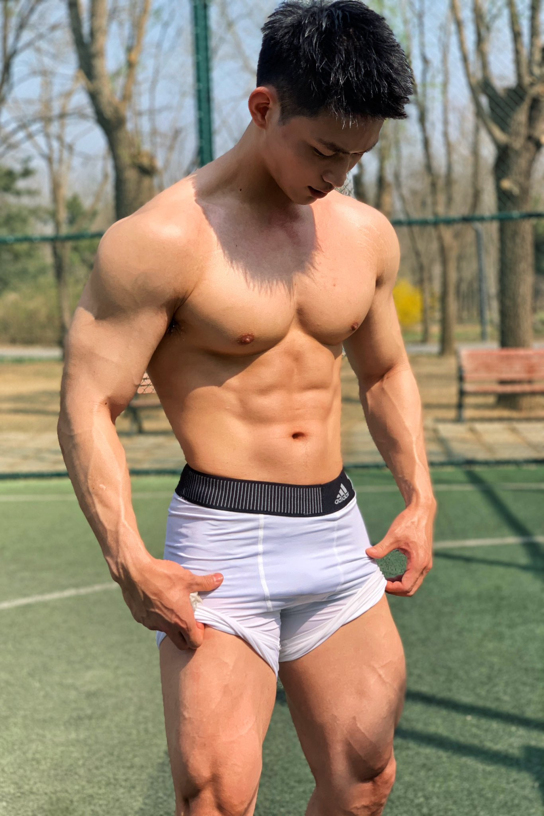 肖一谴镜头下的肌肉帅哥：白里透红大胸肌，颜值身材双在线！