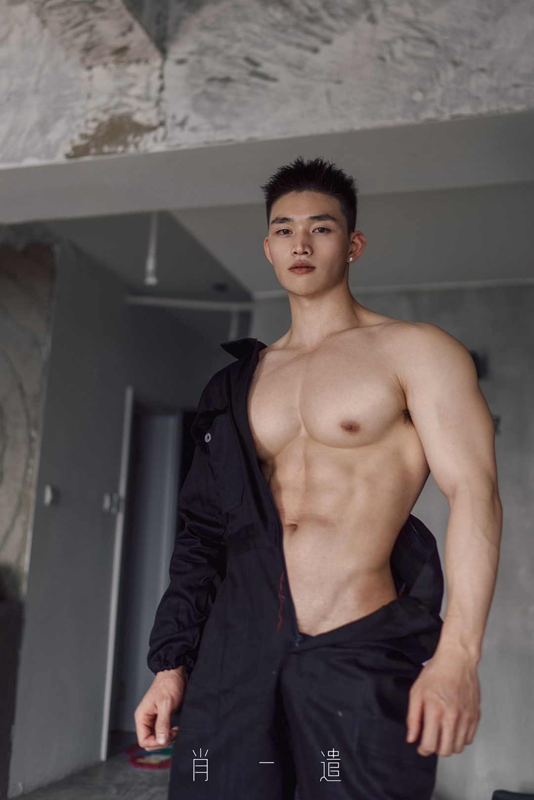 肖一谴镜头下的肌肉帅哥：白里透红大胸肌，颜值身材双在线！