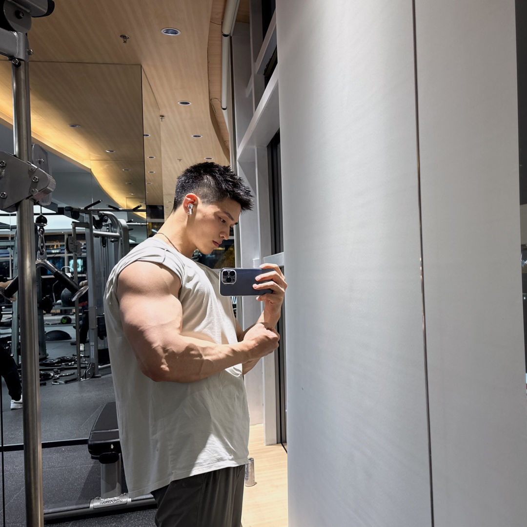 肖一谴镜头下的肌肉帅哥：白里透红大胸肌，颜值身材双在线！