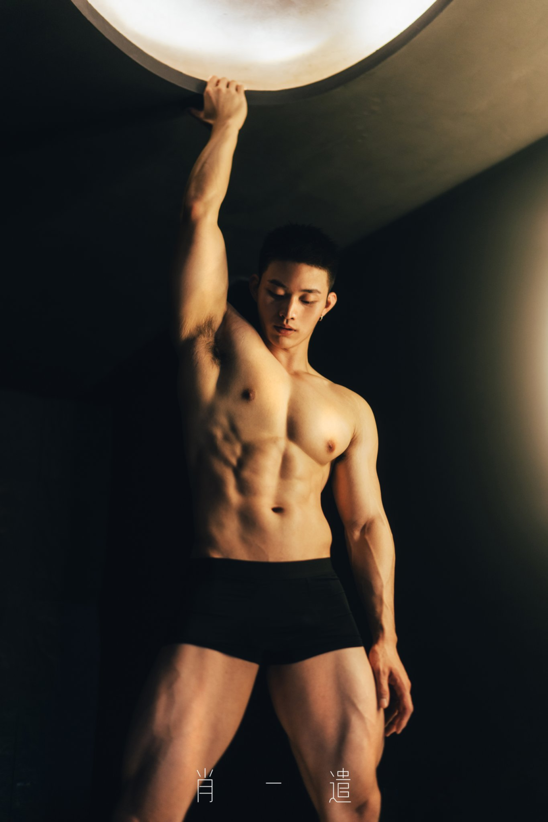 肖一谴镜头下的肌肉帅哥：白里透红大胸肌，颜值身材双在线！