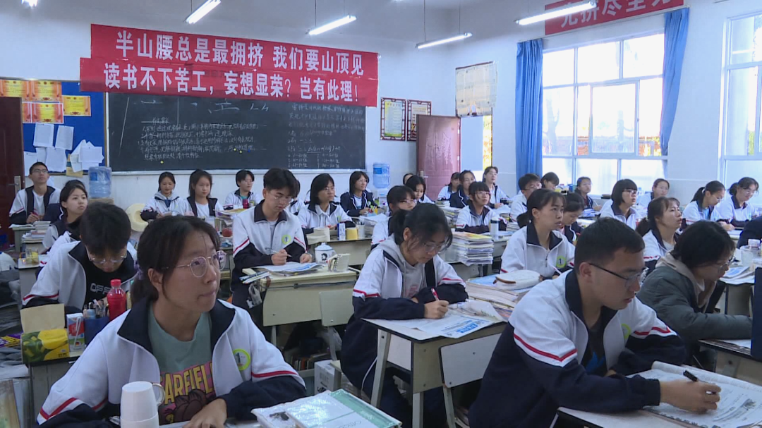 在石屏县一中,高三年级的教室里,老师正在讲解知识点,同学们一边听