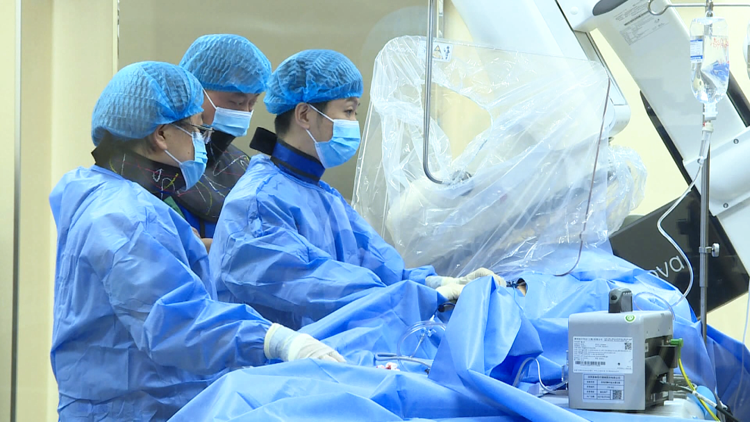 石屏引进心脏介入手术设备 综合治疗水平上台阶