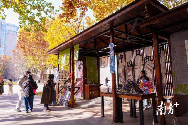 白杨市集上，摩动核的摊位吸引中传学生打卡。