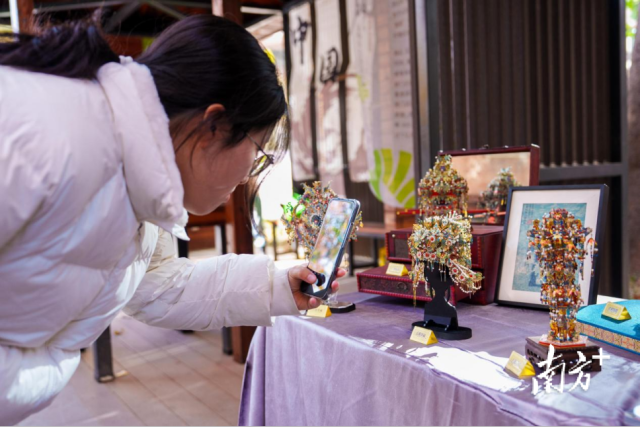 白杨市集上的拼酷点翠凤冠。