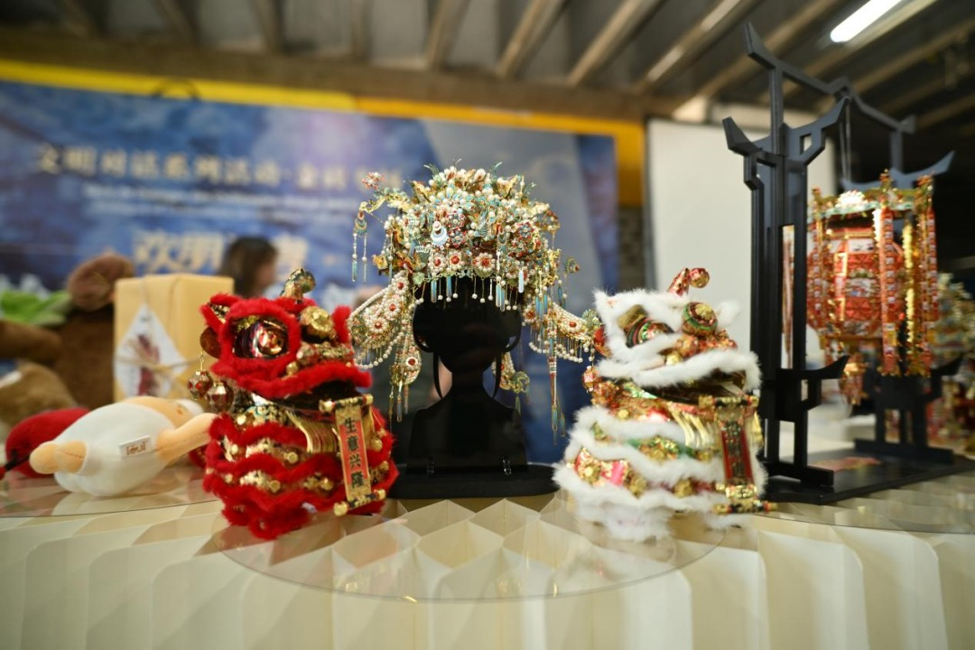 拼酷的“点翠凤冠”与“醒狮”。