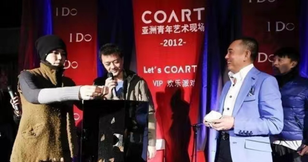 52岁李亚鹏：哭穷几分钟获6000打赏，天后前夫咋混成这样了