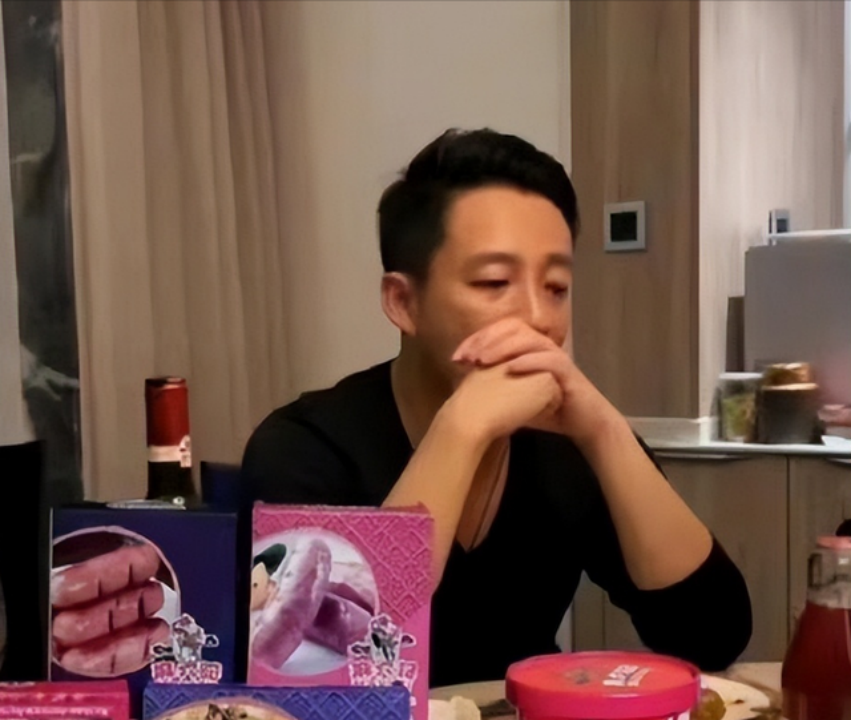 52岁李亚鹏：哭穷几分钟获6000打赏，天后前夫咋混成这样了