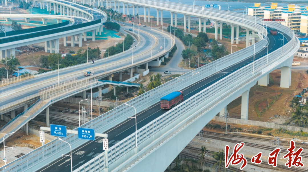 近日，航拍已经通车的海口新海港片区“二线口岸”集中查验区专用通道新建工程项目。海口日报融媒体记者 苏弼坤 摄