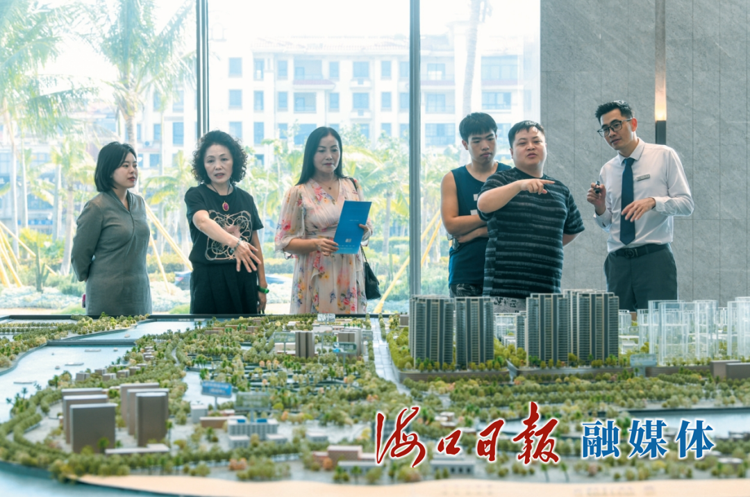 11月16日，在海口市横沟村城市更新项目——中交·蓝色港湾未来社区展示区，不少市民前来了解项目并参观样板间。海口日报融媒体记者 杨鹤 摄