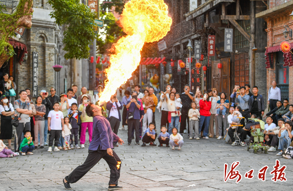 2月1日，海口观澜湖电影公社各式各样的节目表演，吸引不少市民游客驻足欣赏。海口市融媒体中心记者 康登淋 摄