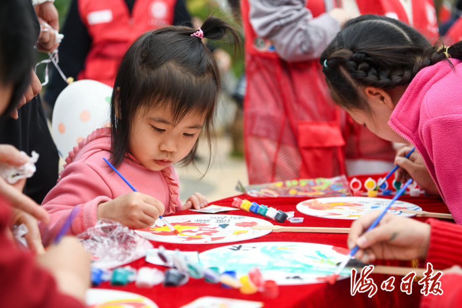 1月31日，在美兰区蛇年新春艺术周上，市民游客在制作琼剧扇面。海口市融媒体中心记者 杨鹤 摄