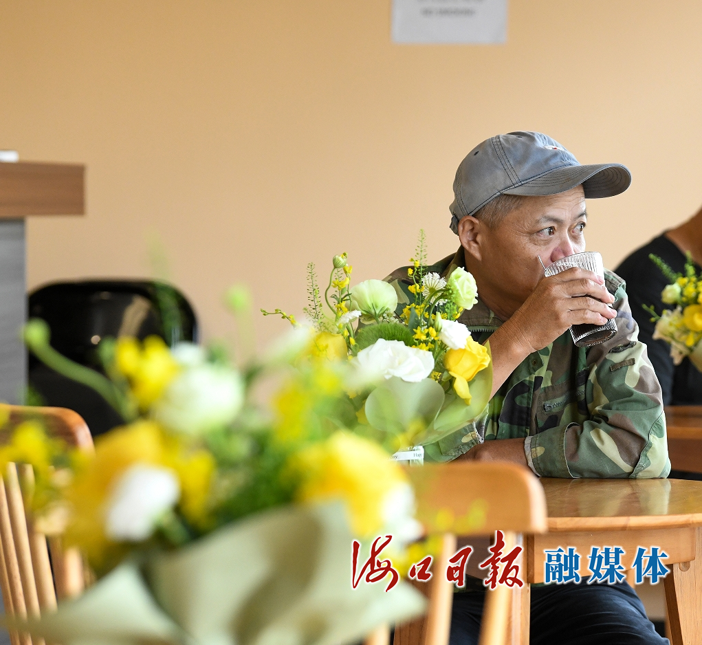 品尝“村咖”的顾客望向远方，乐享静谧休闲时光。海口日报融媒体记者 杨鹤 摄