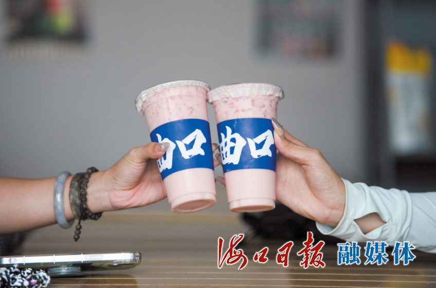 顾客在曲口村老码头咖啡店品尝咖啡饮品，感受村庄的变化。海口日报融媒体记者 杨鹤 摄