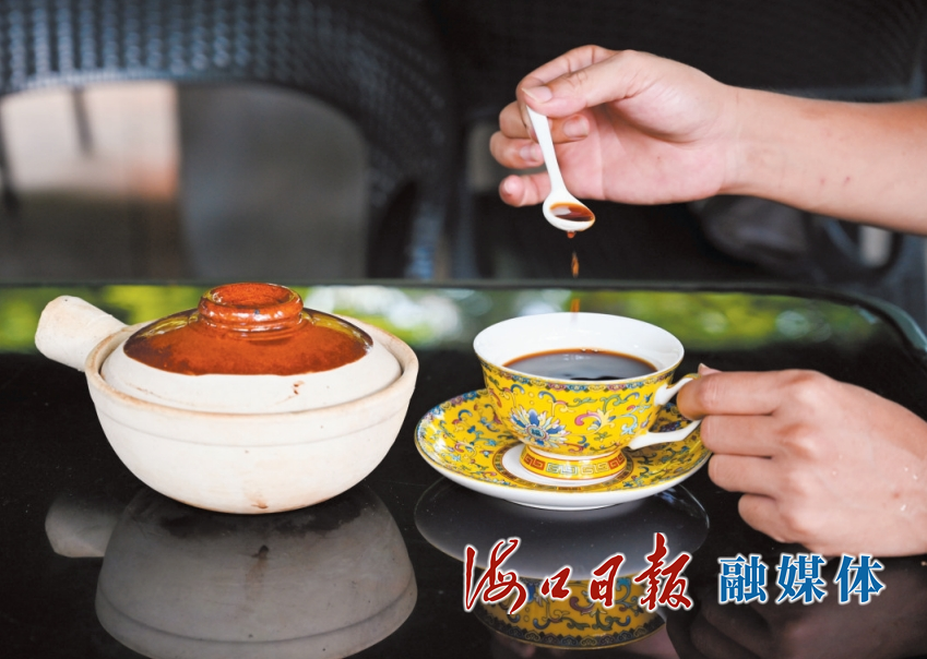 昌荣村乡里花开乡村咖啡园延续用瓦罐煮咖啡的本地做法。海口日报融媒体记者 石中华 摄
