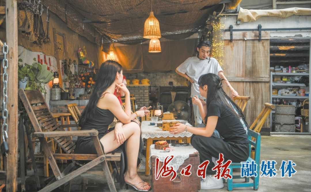 顾客在捕捞村西九巷的破院子咖啡店内品尝咖啡。海口日报融媒体记者 杨鹤 摄