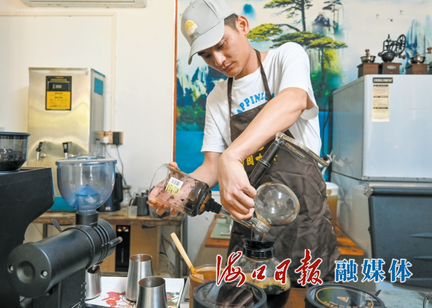 山头仔村田园咖啡馆工作人员制作咖啡。海口日报融媒体记者 石中华 摄