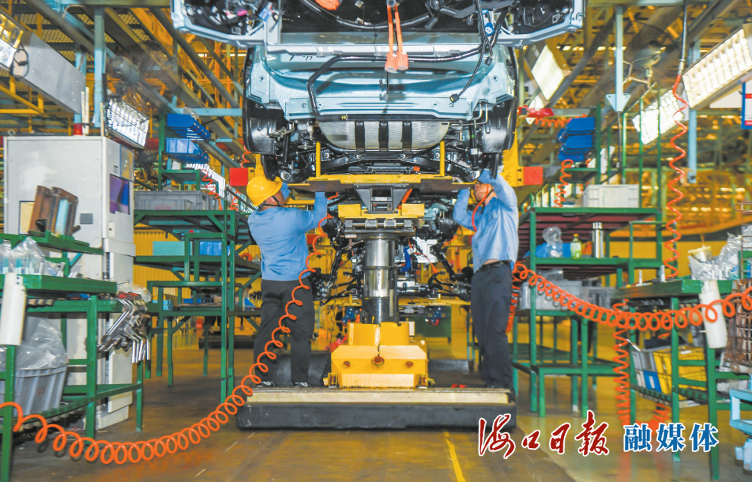 海马汽车海口基地总装车间里，工人们在生产线上对海马氢燃料电池汽车7X-H进行整车组装作业。海口日报融媒体记者 康登淋 摄