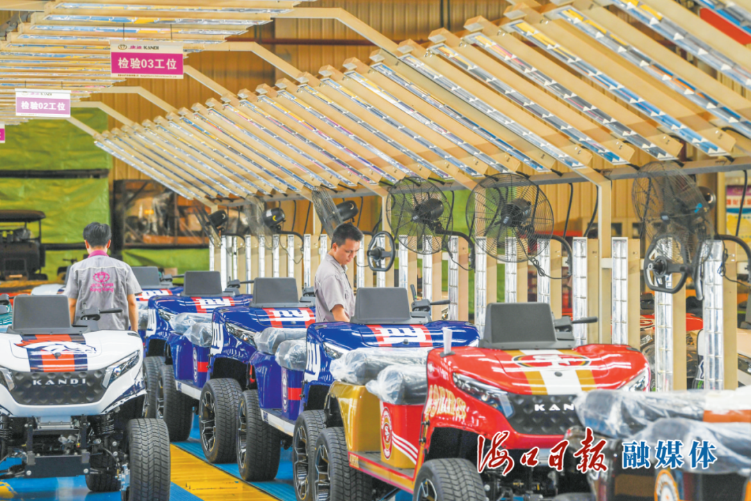 康迪集团海南基地总装车间内，工作人员对车辆进行检测。海口日报融媒体记者 康登淋 摄