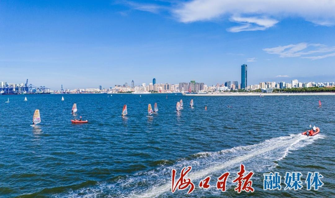 在海口西秀海滩海域，不少市民游客来此体验水上运动的活力与激情。海口日报融媒体记者 苏弼坤 摄