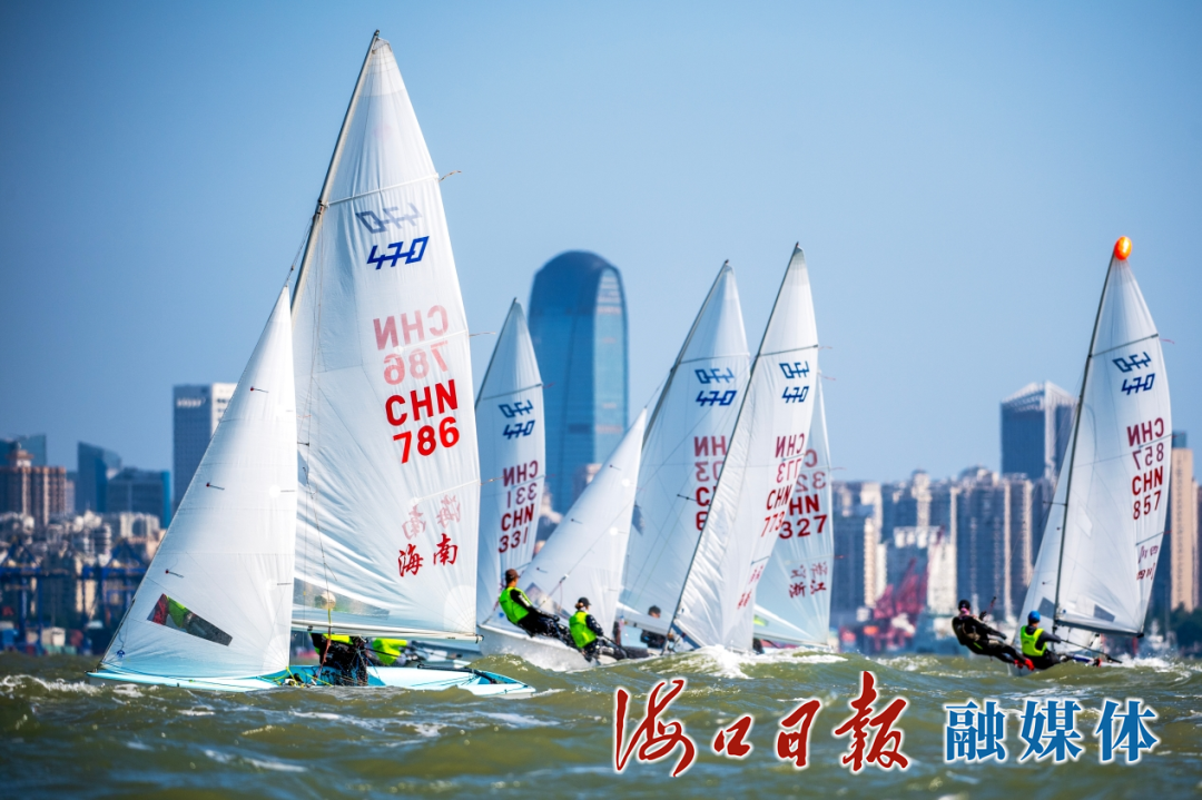 2023年全国帆船锦标赛（470级）在海口西秀海滩开赛，参赛选手在海面上展开激烈角逐。海口日报融媒体记者 石中华 摄
