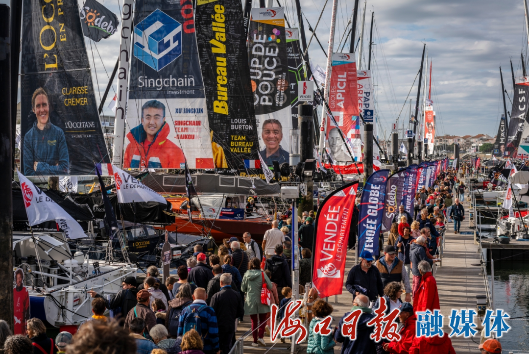 在2024—2025年旺代环球帆船赛的赛事村，“海口号”赛船吸引了许多民众与媒体的关注。（主办方供图）