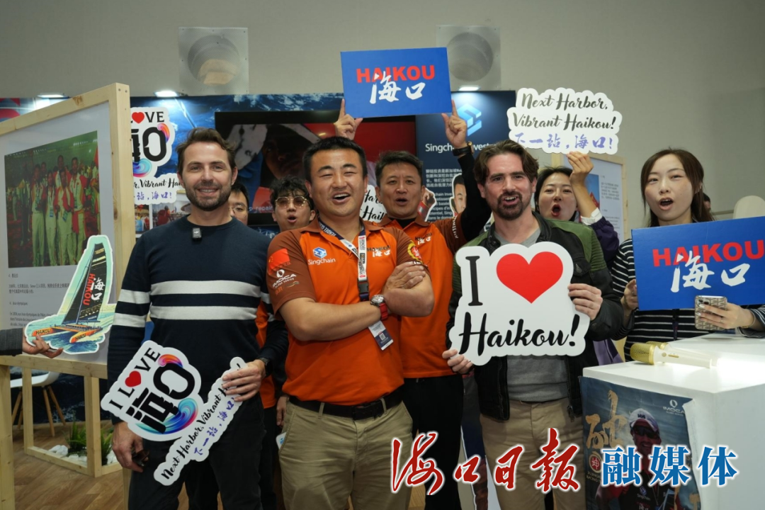 在“2024境外海口旅游城市营销活动（法国）”暨海口旺代推介会上，中国船长徐京坤热情推介海口旅游文化资源，并与参会人员合影留念。（主办方供图）