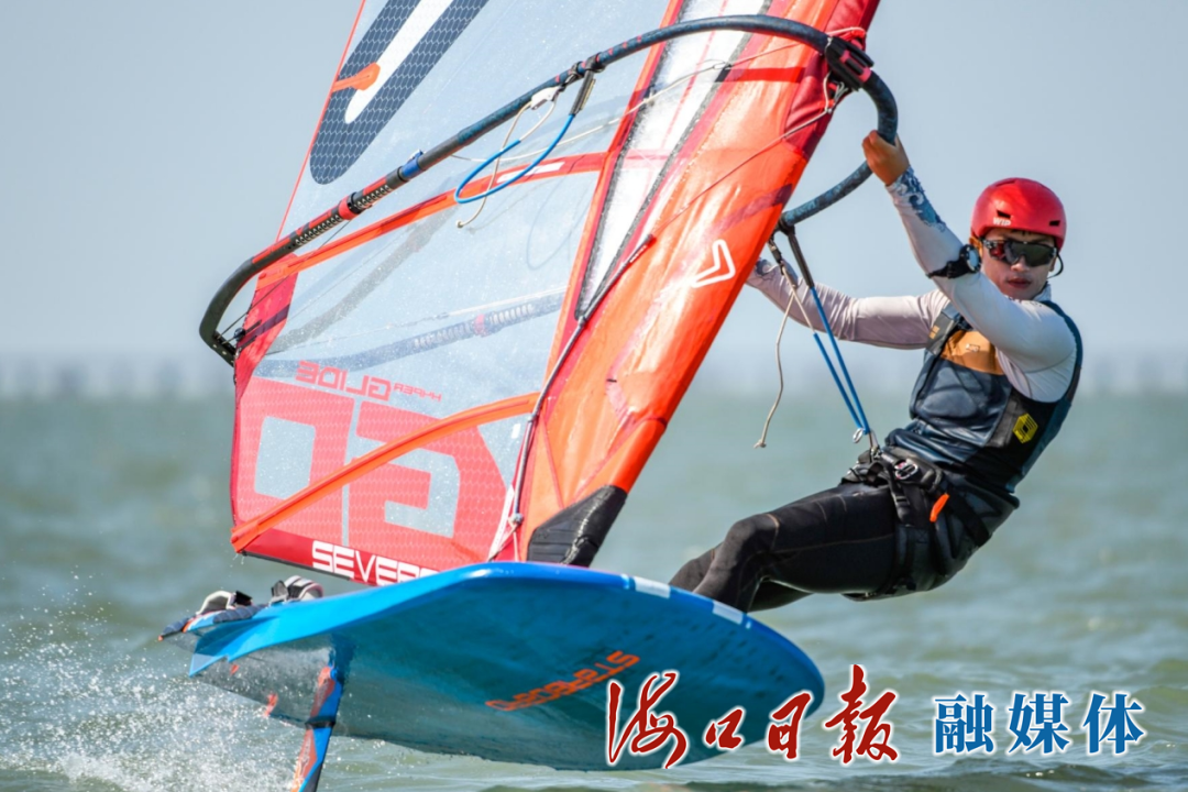 在海口市国家帆船基地公共码头海域，帆板国家队运动员在此训练。海口日报融媒体记者 康登淋 摄