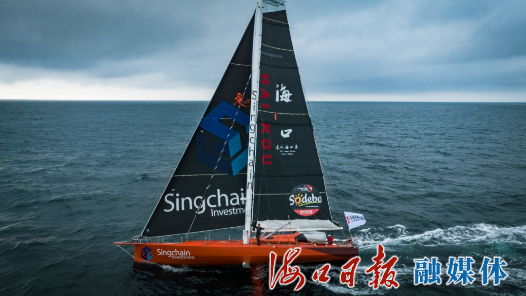 2024—2025年旺代环球帆船赛上，“海口号”赛船正在海上航行。（主办方供图）