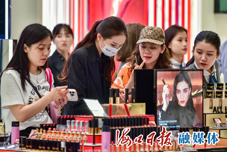 消博会拉动了海口文旅消费，cdf海口国际免税城吸引不少顾客前来选购免税品。海口日报融媒体记者 苏弼坤 摄