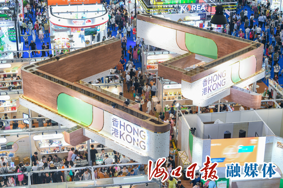 4月17日，第四届消博会迎来首个社会公众开放日，各个场馆和展位人气火爆。海口日报融媒体记者 苏弼坤 摄