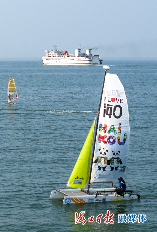4月17日，海口市国家帆船基地公共码头游艇展期间的帆船帆板水上巡演。海口日报融媒体记者 杨鹤 摄