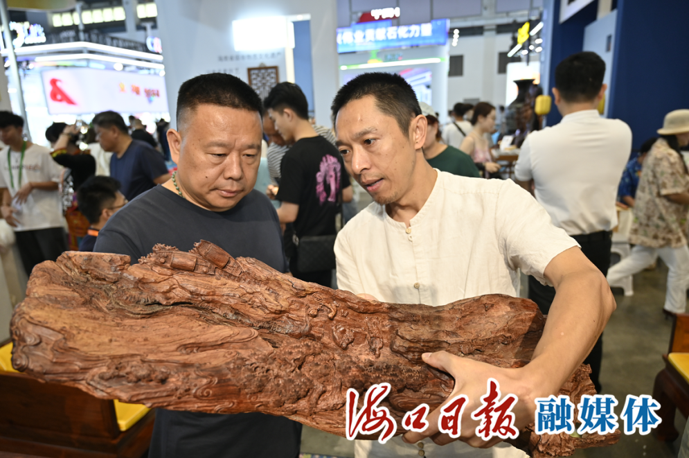 4月18日，在海南国货潮品馆展出的海南黄花梨独板如意翘头案中堂。海口日报融媒体记者 石中华 摄