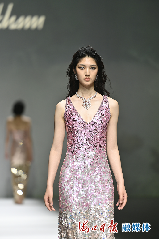 4月17日，第四届消博会分会场，cdf海口国际免税城举行Jenny Packham主题时装走秀。海口日报融媒体记者 石中华 摄