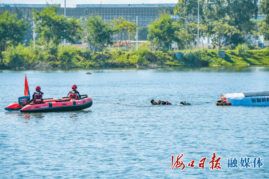 6月21日，在多灾种应急综合演练现场，救援人员使用冲锋舟救援被困人员。海口日报融媒体记者 孙士杰 摄