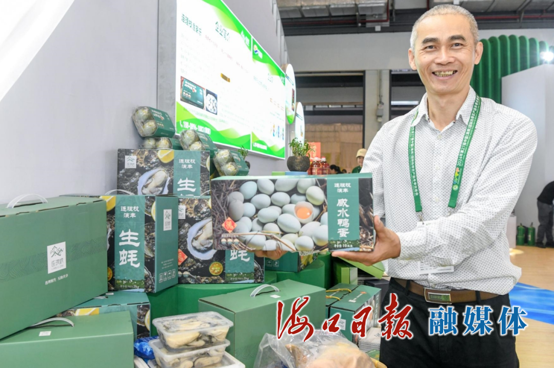 在海口馆内，参展客商正在展示咸水鸭蛋。海口日报融媒体记者 苏弼坤 摄