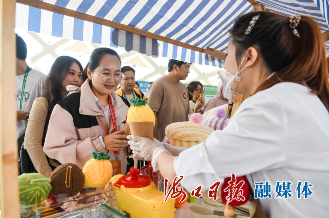 观展嘉宾在参与集章式“海南鲜品”公仔活动。海口日报融媒体记者 杨鹤 摄