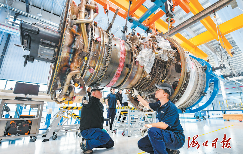1月13日，在海口吉耐斯发动机维修基地，工作人员正在检修航空发动机。海口市融媒体中心记者 苏弼坤 实习生 陈新锐 摄