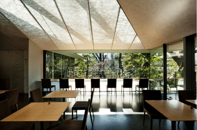 美术馆坐落在一片宁静的绿地中,设有美丽的日本庭园,提供了一个静谧的