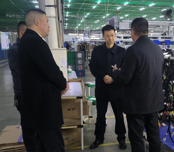 吕勇一行先后深入毕节高新区塑胶管道生产项目,年产20万套整车线束