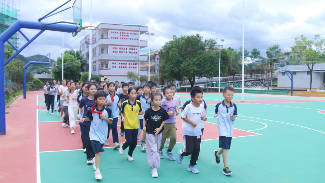 英德横石塘镇中心小学学生在新运动场跑操。
