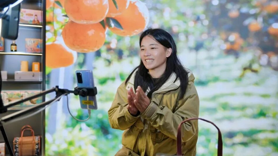 学员在腾讯滨海大厦展厅感受“土特产”小店微信电商直播间