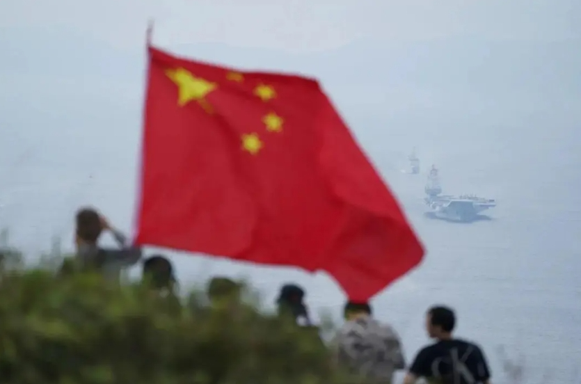 香港市民挥舞国旗欢迎山东舰抵港