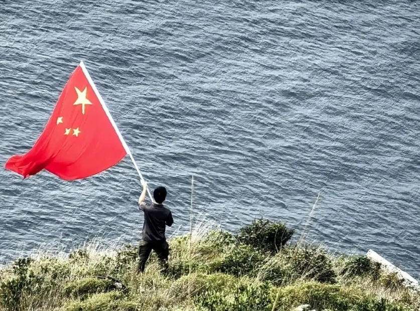 香港市民挥舞国旗欢迎山东舰抵港