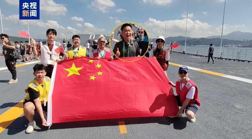 香港市民挥舞国旗欢迎山东舰抵港,感动全网的香港"挥旗哥"登上山东舰了！