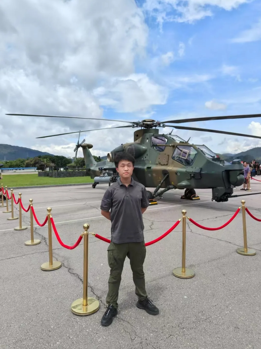 香港市民挥舞国旗欢迎山东舰抵港