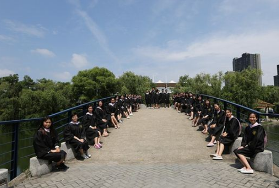 恋爱小学梦见同学女的_梦见小学同学女的恋爱_梦到小学同学女的