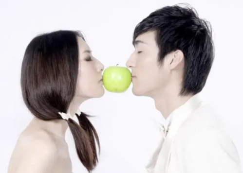 梦里接吻_梦到接吻_梦见和别人接吻