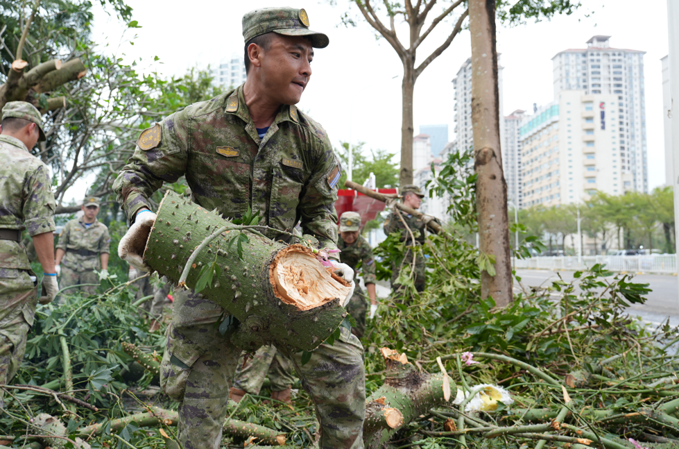 人民子弟兵清淤背影令人动容
