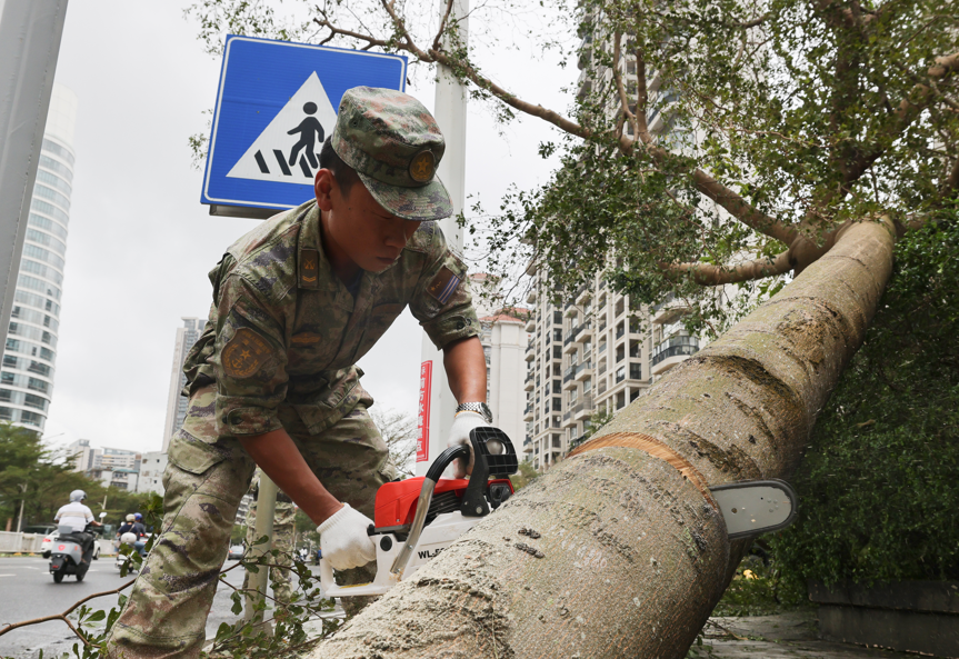 人民子弟兵清淤背影令人动容